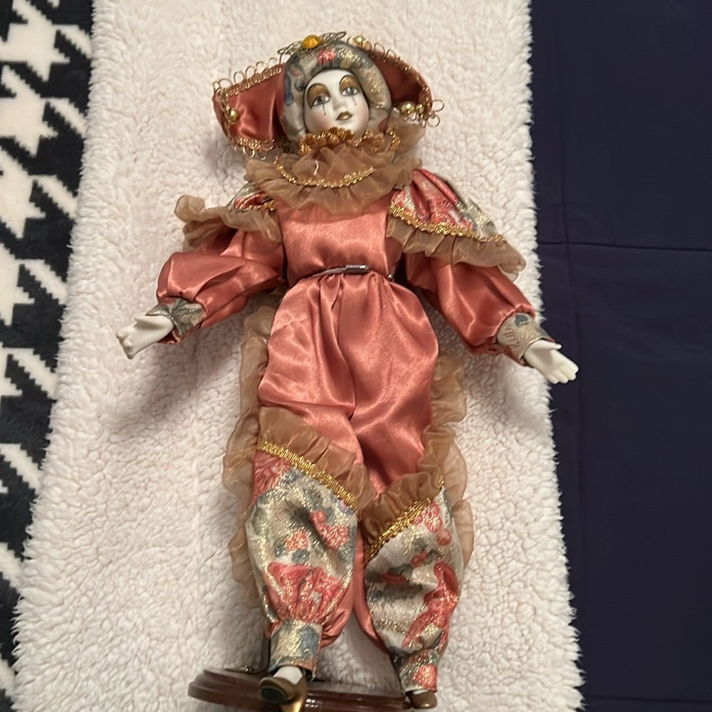 Elegant Harlequin Clown in Pink and Gold - Picture 2 of 3